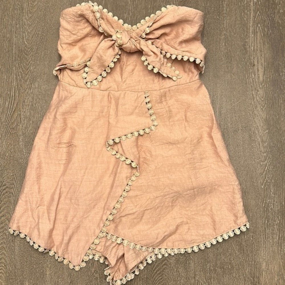 SHOE FLY BOUTIQUE TAN STRAPLESS ROMPER WITH BOW DETAIL - Size Medium SKU:327